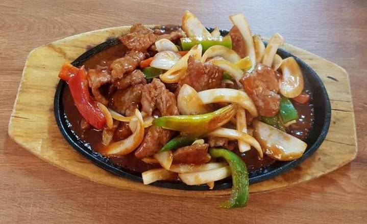 Sizzling Beef / 铁板牛肉